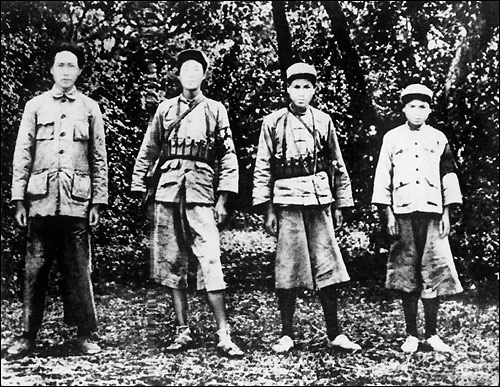 △毛澤東與紅軍戰士合影